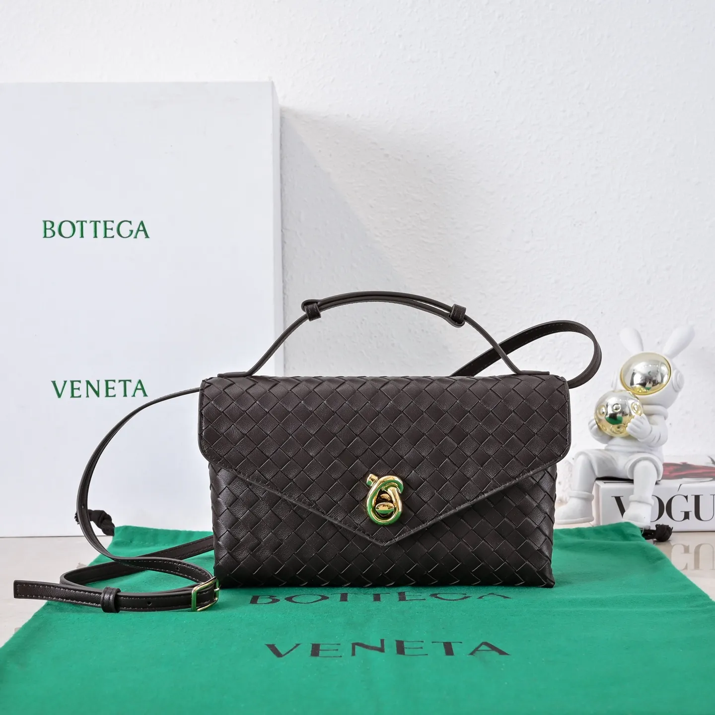 Batch 1660 #Bv new Knot Lock crossbody bag 817191 🎈2025 early spring kont lock new series is hot on the market 🔥The brand’s classic weaving process, with kont’s metal rotating buttons that are exquisite and eye-catching, are a luxurious embellishment of details. The upper body is elegant and elegant, with internal double compartments + card slots + back compartment. Super versatile, multiple carrying methods, detachable shoulder strap, portable/shoulder/cross-body, retro and fashionable, easy to carry with exquisite old-line style🫴 Model: 7191 Size: 25x16x5.5
